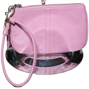 🩷 COACH 🩷 EUC beautiful leather pink rose wristlet /Wallet